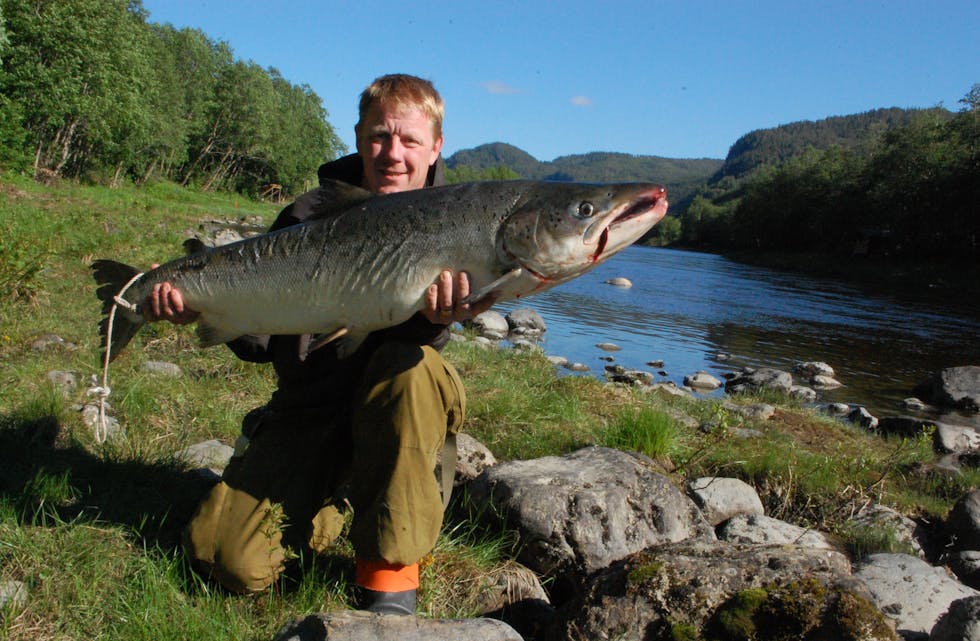 Helmar Straumstein viser fram storfangsten han fekk på kroken då han fiska i Sør Trøndelag. Foto: Jan Are Melgård, Avisa ST