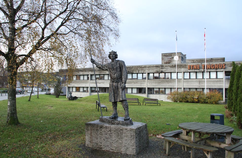 Statua i Etne sentrum av Kong Magnus Erlingsson vitnar om ei bygd med lang historie. Like bak ligg Etne tinghus. Foto: Grethe Hopland Ravn