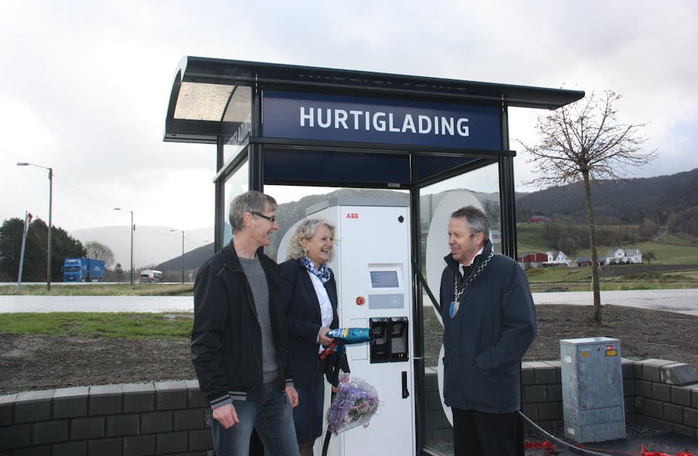 Bjarne Sævareid (t.v.) frå Etne E-lag, Marion Kallevik som representerer Hordaland fylkeskommune og ordførar Sigve Sørheim er glade for den nye hurtigladestasjonen ved Etne Senter.