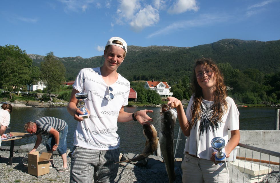 Isak Birkeland (16) og Agnes Birkeland (15) vann klassane for gut og jente under fiskekonkurransen i Vikebygd i helga. Det blir aldri ein sommar utan hytteliv ved perla i Ålfjorden meinar dei. Foto: Sirianne Vikestad
