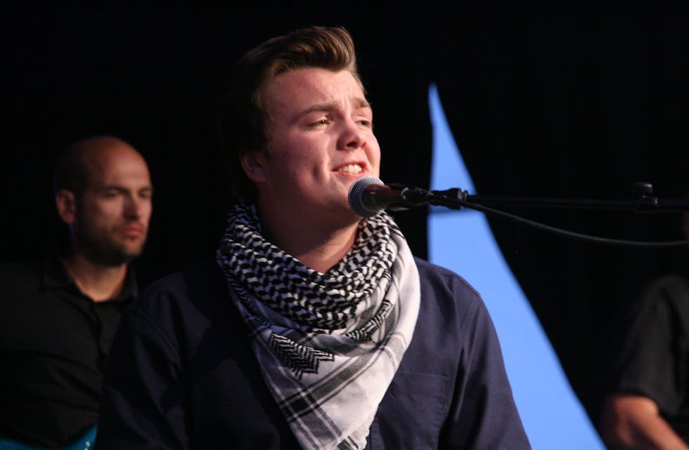 Brage Knutsson Halsnes (18) song seg inn i hjarta til publikum og jury med si innleving i sjølvskrevne låtar. Foto: Sirianne Vikestad