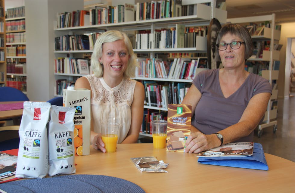 Sekretær for Fairtrade-arbeidet i Vindafjord kommune, Gunnbjørg Nesbu, skal saman med Guri Ravatn (SV) fremja interessa for bruk av etiske produkt.  foto: Irene Mæland Haraldsen