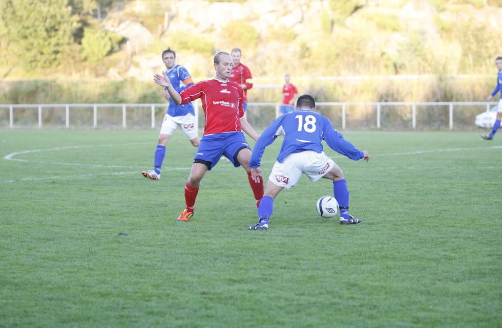 Magne Christiansen skåra 1-0 målet mot Falkeid og Stefan Mjånes. Foto: Alf-Einar Kvalavåg, Tysvær Bygdeblad