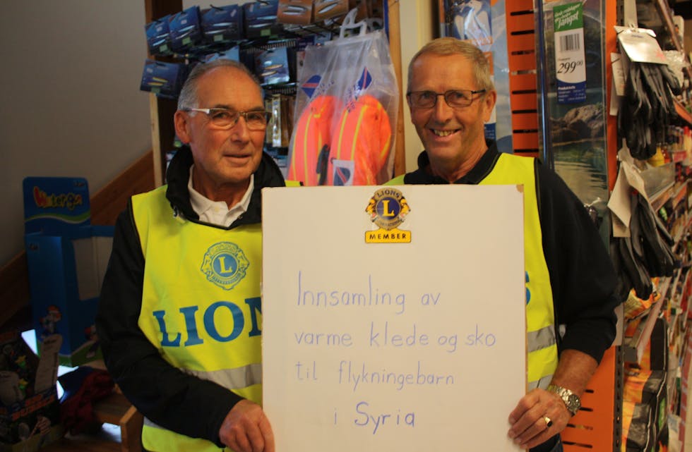 Leif Henry Espevoll og Lars Vormestrand i Lions Vindafjord stod på stasjon i Vikedal for å ta i mot varme klede til syriske flyktningar i Libanon. Foto: Øystein Birkenes