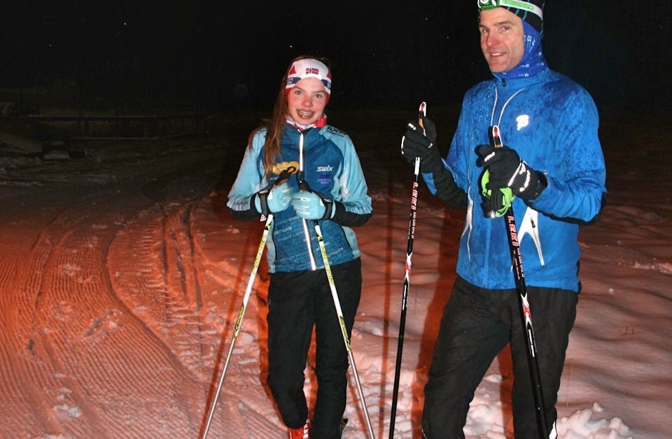 Ragnhild Aarekol og Terje Aarekol synest det var kjekt å få snø under skia ved skianlegget på Fjellstøl. Dei hadde si fyrste skitrening i lysløypa denne veka. Foto: Sirianne Vikestad
