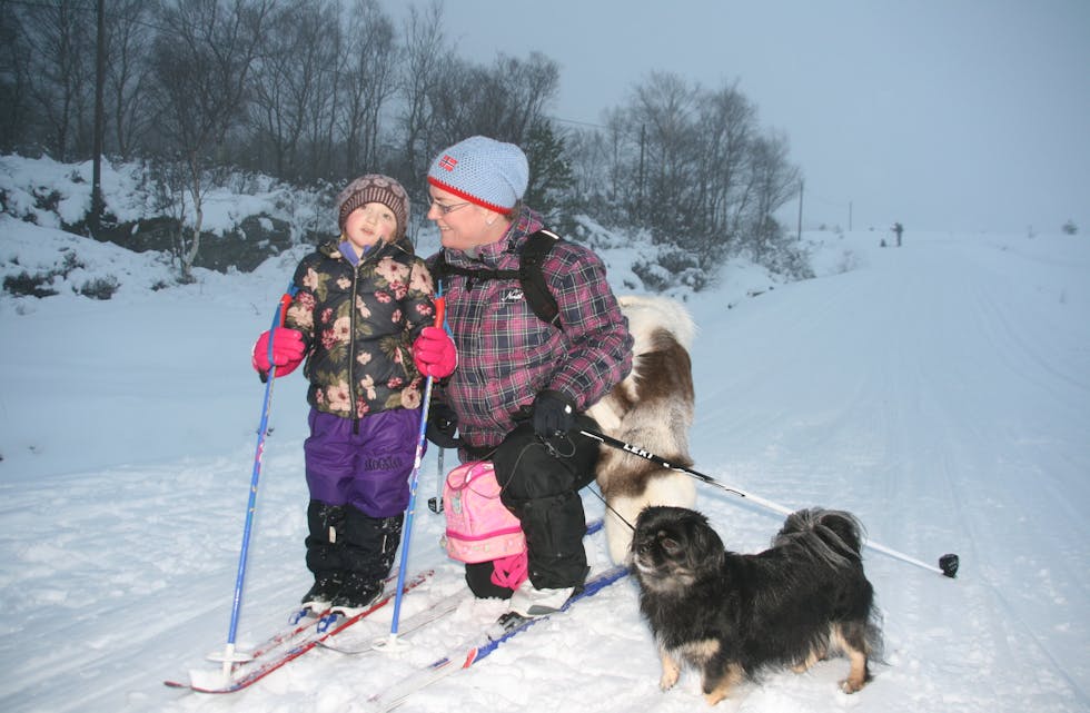 Anna Nordtveit (t.v) og Ingrid Berge meinte at det var på tide at Alexander Hatteland fekk på seg skia dette året. Dei nytta sjansen måndag ettermiddag. Foto: Sirianne Vikestad