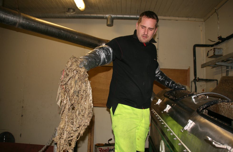 Eirik Molland viser fram kva som hindrar silemaskina i Skånevik i å gjera arbeidet sitt. Det siste året har dei slite med at skåneviksbuen hiv våtserviettar i do.

foto: Sirianne Vikestad