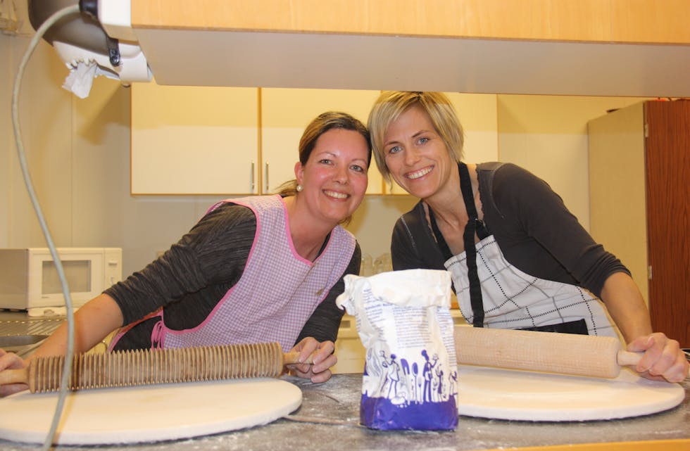 Trude Gullhaug (t.v.) og Mona Handeland er ivrige etter å læra seg bakekunsten. Foto: Irene Mæland Haraldsen
