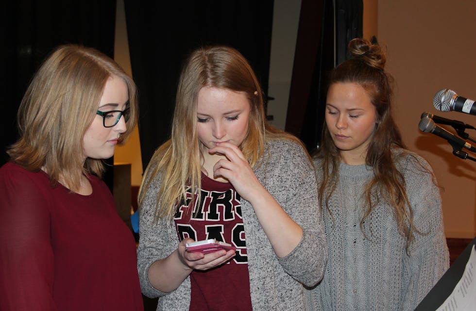 Ida Marie Andreassen, Kristine E. Vikedal og Eline Asheim prøver å finna ut korleis dei skal syngja «Alone». Foto: Liv Astrid H. Hesjedal