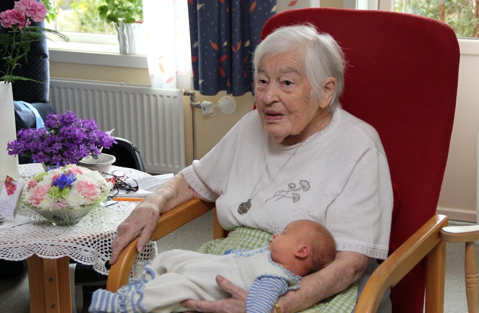 I løpet av 60 år har Astrid Drange strikka sokkar til nyfødde barn i Ølen og Ølensvåg. Vesle Sjur på seks veker er ein av barna som har fått ekte heimestrikk.
FOTO:  GRETHE HOPLAND RAVN