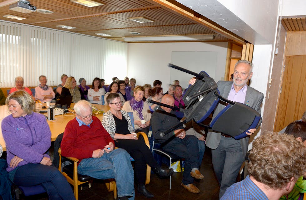 Rådmann Elling Hetland måtte finne fram ekstra stoler grunna stort oppmøte i kommunestyresalen tysdag ettermiddag. FOTO: TORSTEIN NYMOEN