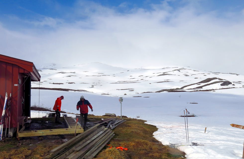 Ski er framleis tingen mange stader i Etnefjellet. Ved Haugesund Turistforeining si hytte på Simlebu ligg snøen fortsatt éin meter djup enkelte stader. Bildet er tatt i helga. Foto: Lars K. Gjerde