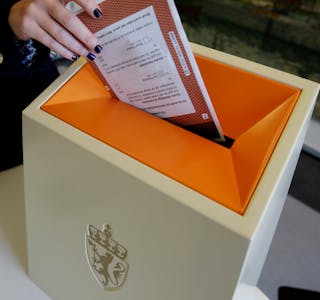 Oslo 20130906. Illustrasjonsbilde. Stemmegiving. Valg 2013. Forhåndsstemming. Røde stemmesedler for Stortingsvalg. Foto: Håkon Mosvold Larsen / NTB scanpix