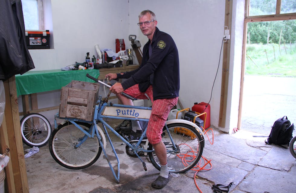 Ole Funderud på sykkelen «Puttle» som han har eigd i mange år. No skal også denne malast og lokka turistar til Skånevik sitt nye sykkelutlån. 
Foto: Grethe Hopland Ravn