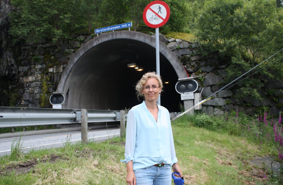 Therese Brekke Lundal bur på Markhus og må gjennom Åkrafjordtunnelen på jobb kvar dag. — Det er ikkje noko eg kvir meg for. Eg føler at eg kjem meg raskt og trygt til Etne, seier ho. FOTO: ØYSTEIN BIRKENES