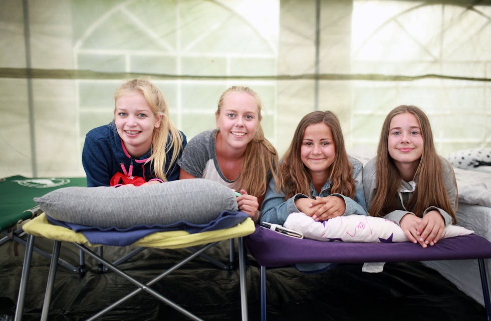 Her skal 17 jenter sova denne veka. Alette Mattingsdal (f. v), Helene Ørnes, Frida Louise Søndenå og Camilla Tofte var på plass på Ekeberg camping alt tidleg laurdag.