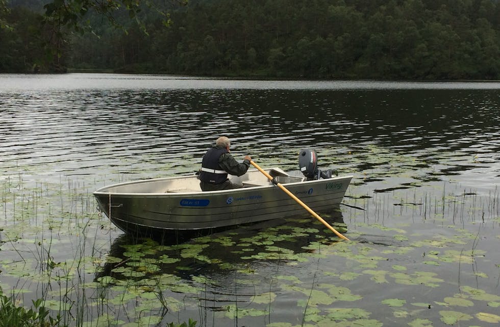 Jon Kvithyl frå Vindafjord jakt- og fiskelag på prøvetur i Stokkadalsvatnet med den nye båten.
Foto: Privat