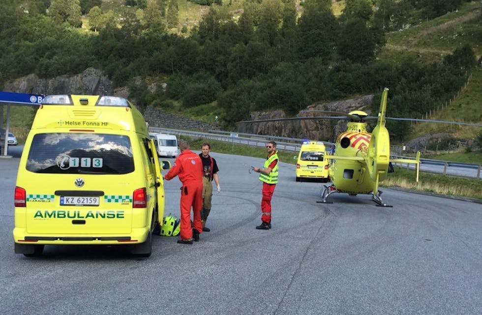 Det er sett i gang full beredskap etter ulykka på E134 i Åkrafjordtunnelen. Her frå Kyrping.
Foto: Grethe Hopland Ravn