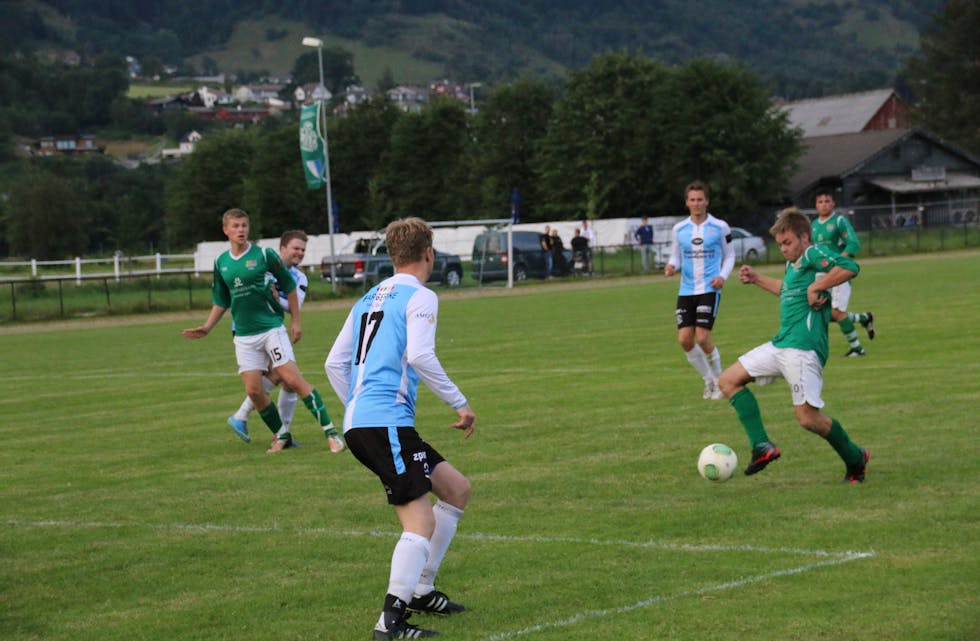 Etne sine målskårarar, Åsmund Nordheim (nr15), og Kristoffer Grønstad(med ball) i aksjon mot Leirvik BK. Foto: Magne Skålnes
