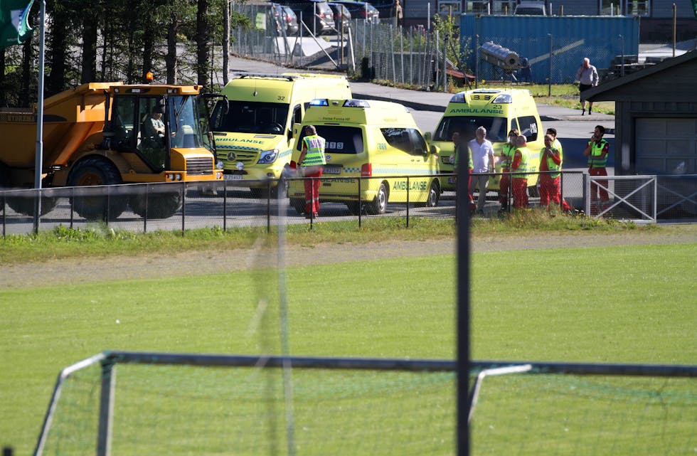 Fleire ambulansar og eitt ambulansehelikopter sto i beredskap.
FOTO: TORSTEIN NYMOEN