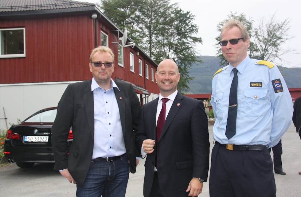 Terje Halleland (Frp),  justisminister Anders Anundsen og fengselsleiar ved Sandeid fengsel Jan Helge Aske.
Foto: Irene Mæland Haraldsen