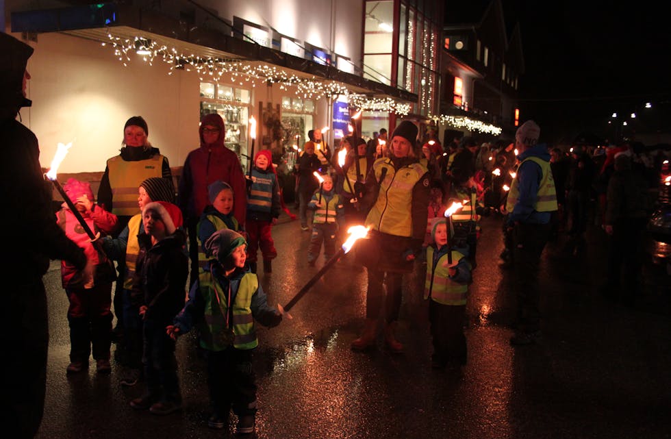 Julegateopninga i Ølen vart markert med fakkeltog som starta ved senteret i 2015. I år oppmodar arrangøren til batteridrivne lys. 
Arkivfoto: Elin Lothe Haga