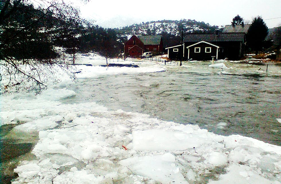 Slik såg det ut då isen skapte flaum på Eikemo i 2004. Ekstremvêret Synne gav Eikemo 117,8 millimeter nedbør på laurdag, berre slått av Maudal i Gjesdal. 
Arkivfoto