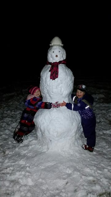 Gøy med snø! Lilly og Carmen er storfornøgd med snømannen sin.
Foto: Lise Åsheim