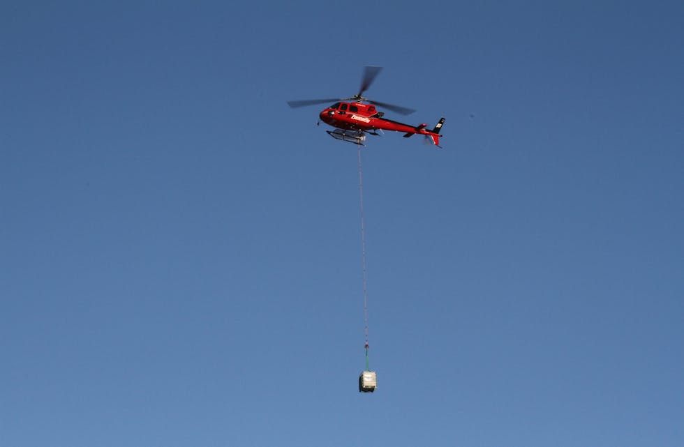 Helikopteret hadde seks hiv for å frakte kloakkslam ut frå Olalia fjellstove. Ein ikkje heilt vanleg måte å tømme septiktanken på. foto: Grethe H. Ravn