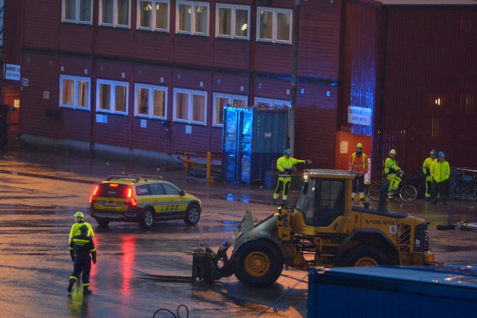Helsepersonell blir vist veg til ulykkesstaden inne på Westcon sitt anlegg i Ølensvåg. 
FOTO: TORSTEIN NYMOEN