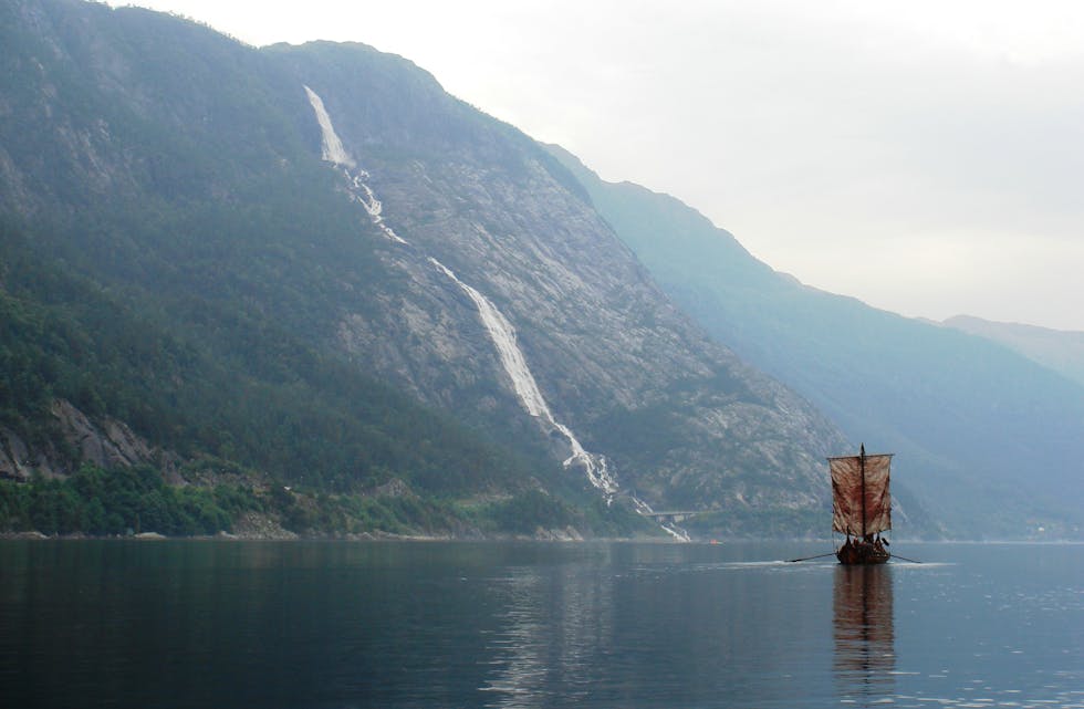 Slik såg det ut då «Kong Magnus» sigla inn Åkrafjorden til ære for innspeling av ein tysk dokumentarfilm i 2006. Til sommaren kan motivet med Vikingskipet og Langfossen bli å sjå att.
FOTO: EGIL ØRJAN THORSEN