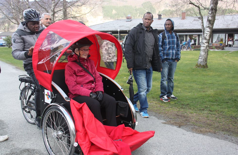 Torbjørg Gundegjerde (88) fekk seg ein behageleg tur i den nye sykkelen til frivilligsentralen i Etne. Abdulgadir Yuusuf  styrer med stø hand.
Foto: Irene Mæland Haraldsen