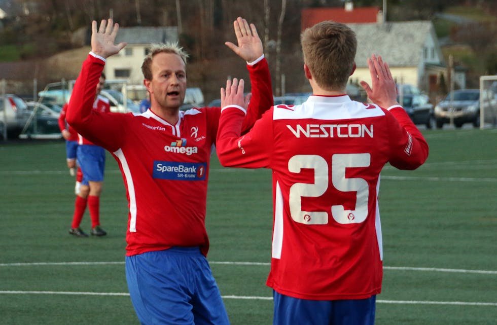 1-0! Magne Christiansen jublar saman med Per Skjæveland (nr 25), som sette inn 2-0 målet. 
Foto: Magne Skålnes
