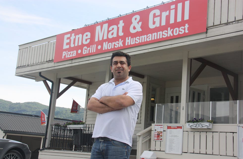 Bahdin Kadir Aziz tilbyr tradisjonell kost i sin nye restaurant i Etne sentrum. Foto: Irene Mæland Haraldsen