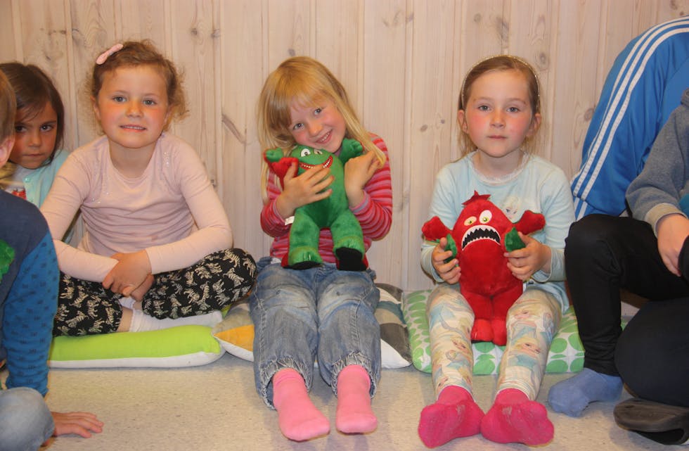 Femåringane Nora Alvseike, Dina Sandvik og Emilie Heggø Birkeland har fått besøk av støytrollet i Bjoa barnehage. 
Foto: Irene Mæland Haraldsen