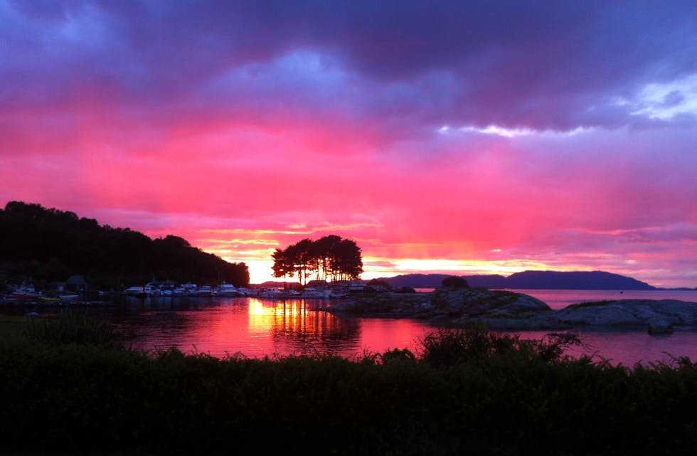 Vakker solnedgang ved Bjoa båthamn.
Foto: Signy Nygård Mortensen