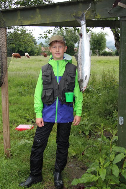 Alxander Høyland (12) viser stolt fram laksen på 3,8 kg.