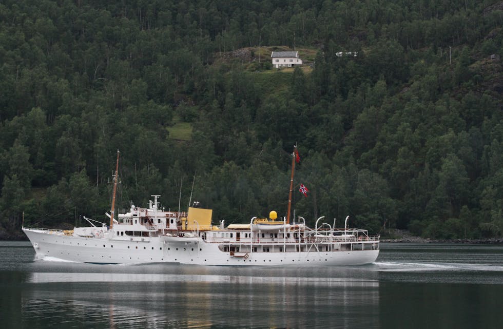 På retur ut fjorden igjen. Her passerer Kongeskipet «Norge» Viskjer på eine sida og Tøsse på andre. 
Foto: Grethe Hopland Ravn