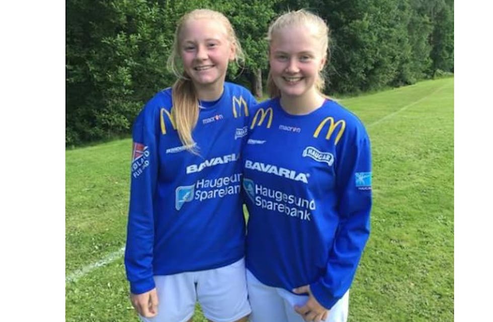 Vindafjordingane Anita Øygard (16) og Anna Fuglestein (16) har hatt ei stor fotballoppleving i Sverige med SK Haugar J15.
Foto: Privat
