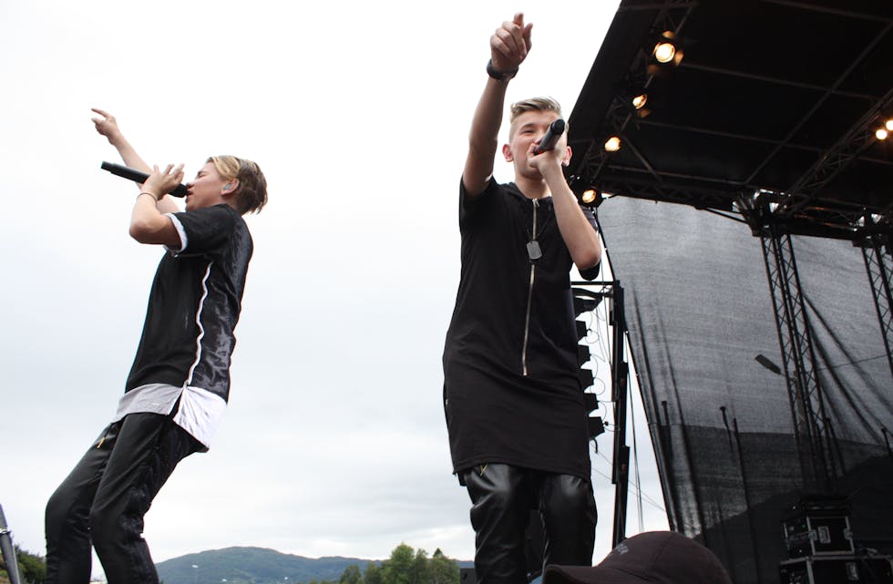 Tvillingane og tenåringsidola Marcus og Martinus Gunnarsen sang for 4.000 i Skånevik sundag.
FOTO: ØYSTEIN BIRKENES