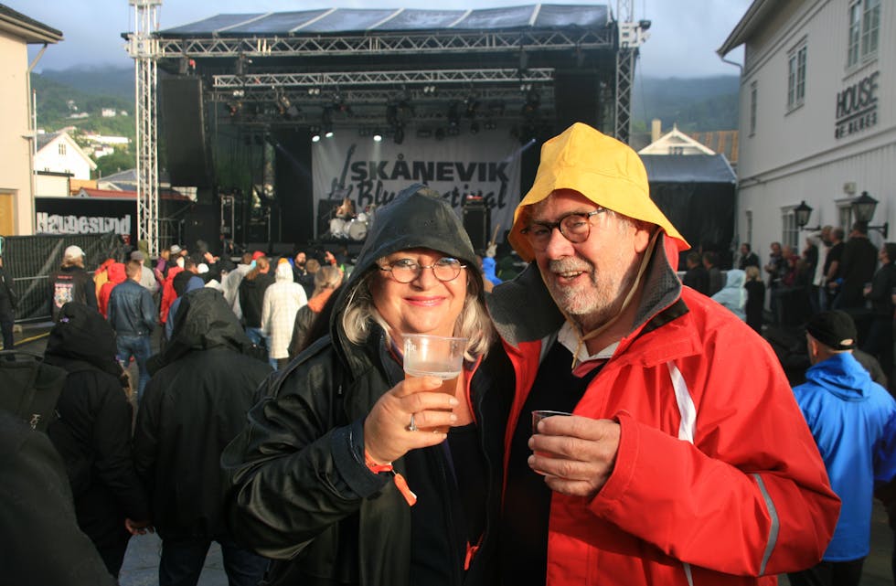 Ingrid Frølich og Torleif Sørli frå Bergen let seg ikkje skremme av litt regn. Dei er godt skodde for ein flott bluesfest i helga. Foto: Sirianne Vikestad
