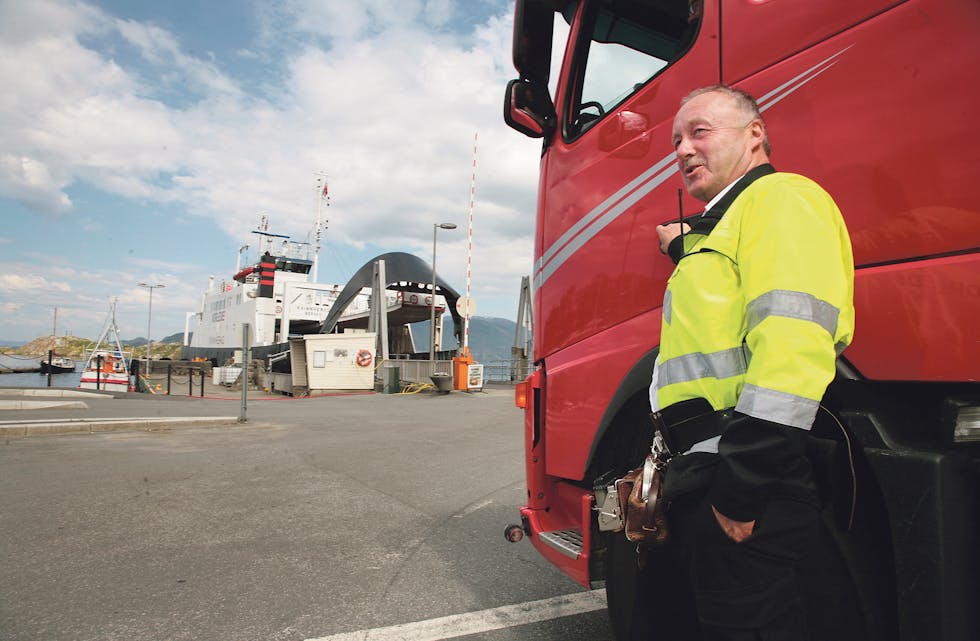 Ferjekaien i Skånevik er eit sentralt knutepunkt for reisande gjennom bygda. Terje Eikemo frå Utåker er humørfylt ferjebilletør på MF «Kvinnherad» på sambåndet Skånevik-Matre-Utåker.
Arkivfoto: Jon Edvardsen