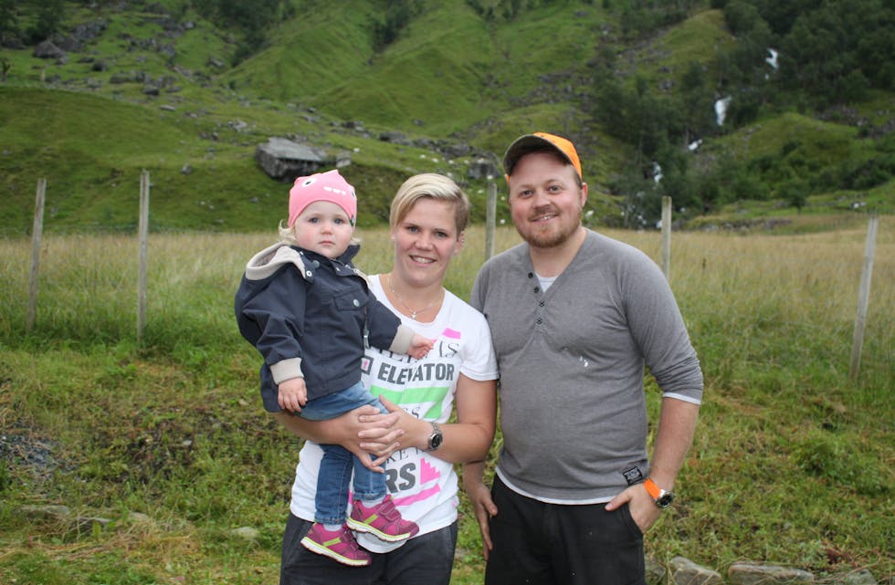 Kristian Nordgård (30), Else Merete Frette (28) og dottera Anna (2) skal drive gard på Flåte i Stordalen. — Det er ein livsstil me har kjøpt oss nå, heilt klart.

FOTO: ØYSTEIN BIRKENES