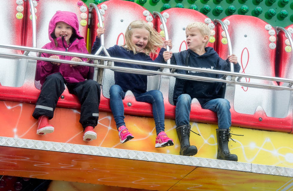Mari Mæhle Eikemo (t.v), Hannah Vevatne og Martin Staknes Vevatne koste seg i ein av karusellane på tivoliet. Bildet er frå 2016.
