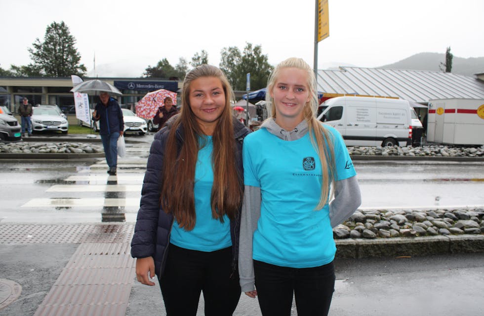 Ella Paasche (18) og Marie Byggstad (18) frå Bergen jobba på marknaden tidlig fredag ettermiddag, og sa seg glad for å foreløpig ha oppgåver under tak på kulturhuset.

FOTO: Øystein Birkenes