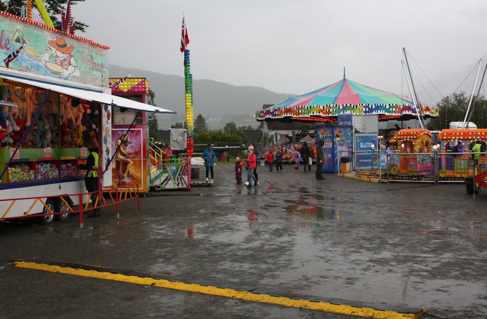 Det strøymde regnvatn men lite folk på tivoliet rundt to-tida fredag under marknaden. 