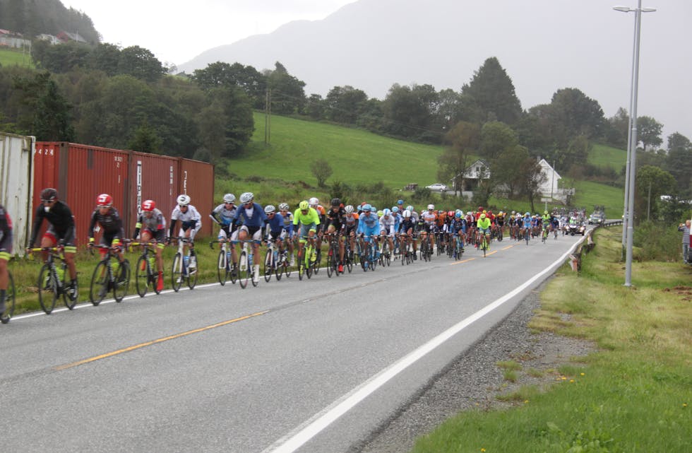 Hovudfeltet passerer Steinsland på veg mot Ølen og E134.
Foto: Arne Frøkedal