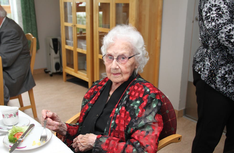 Jenny Marie Bårdsen måtte ta mange pausar i måltidet. Mange kom for å gratulera henne med dagen, då ho sist fredag fylte 100 år. 
Foto: Grethe Hopland Ravn