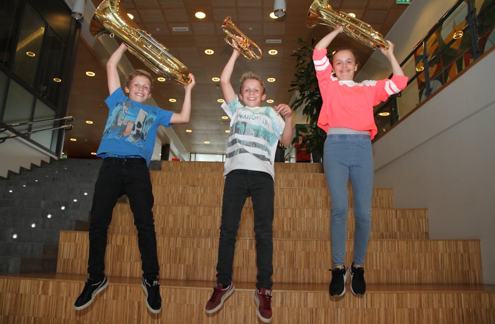 Trillingane Ole Johannes (t.v), Sivert og Jenny Grindheim er dei første musikantane frå Etne som har fått plass i Hordaland Ungdoms Brass (HUB). Dei er også dei første trillingane i korpset. 
Foto: Grethe Hopland Ravn