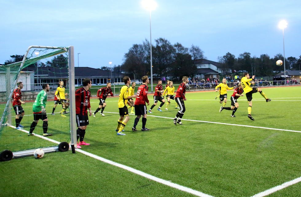 Endeleg seriekamp under flomlysa på nye Skjold Stadion. Foto: Magne Skålnes